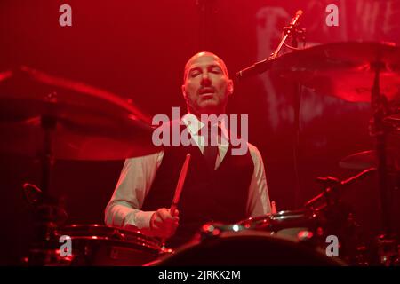 Oslo, Norwegen. 24. August 2022. Das französische Rock-Duo The Inspector Cluzo spielt ein Live-Konzert im Sentrum Scene in Oslo. Hier ist Schlagzeuger Mathieu Jourdain live auf der Bühne zu sehen. (Foto: Gonzales Photo/Alamy Live News Stockfoto