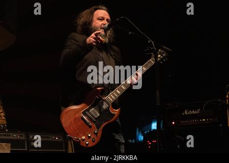 Oslo, Norwegen. 24. August 2022. Das französische Rock-Duo The Inspector Cluzo spielt ein Live-Konzert im Sentrum Scene in Oslo. Hier ist Sänger und Gitarrist Laurent Lacrouts live auf der Bühne zu sehen. (Foto: Gonzales Photo/Alamy Live News Stockfoto