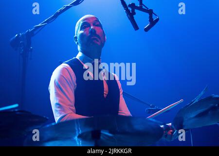 Oslo, Norwegen. 24. August 2022. Das französische Rock-Duo The Inspector Cluzo spielt ein Live-Konzert im Sentrum Scene in Oslo. Hier ist Schlagzeuger Mathieu Jourdain live auf der Bühne zu sehen. (Foto: Gonzales Photo/Alamy Live News Stockfoto