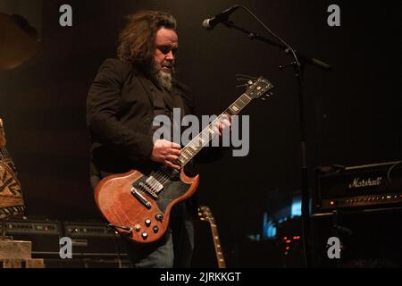 Oslo, Norwegen. 24. August 2022. Das französische Rock-Duo The Inspector Cluzo spielt ein Live-Konzert im Sentrum Scene in Oslo. Hier ist Sänger und Gitarrist Laurent Lacrouts live auf der Bühne zu sehen. (Foto: Gonzales Photo/Alamy Live News Stockfoto