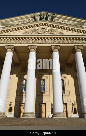 Moskau im März 2022. Bolschoi Theater Fassade, historisches Theater, entworfen vom Architekten Joseph Bove, die Aufführungen von Ballett und Oper Stockfoto