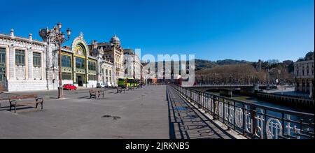 Panoramablick auf den Bahnhof von Bilbao, Abando Indalecio Prieto, auf die Stadt in Bilbao, Spanien, 04-05-2022 Stockfoto