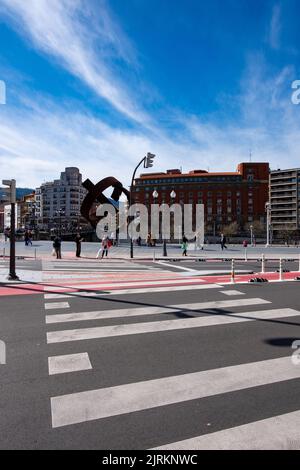 Bilbao Stadt Zebra Kreuzung an einem Tag mit einem bewölkten Himmel Stockfoto