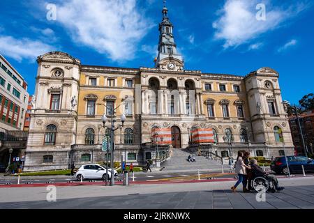 Panoramablick auf das Rathaus von Bilbao, mit den Skulpturen von zwei Herolden und Allegorie der Gerechtigkeit. Stockfoto