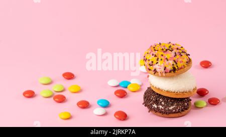 Bunte Dragees und Kuchen mit Süßwaren-Dekor - Hintergrund mit Süßigkeiten. Hochwertige Fotos Stockfoto