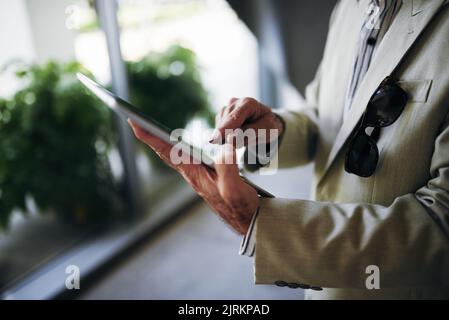 Nahaufnahme Bild des Geschäftsmannes mit Anwendung auf digitalem Tablet Stockfoto