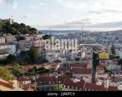 Blick vom Miradouro da Graca in Lissabon, Portugal. Schloss St. Georges (sao Jorge) links, mit Fluss Tagus und Brücke Ponte 25 de Abril im Hintergrund Stockfoto