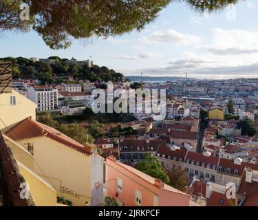 Blick vom Miradouro da Graca in Lissabon, Portugal. Schloss St. Georges (sao Jorge) links, mit Fluss Tagus und Brücke Ponte 25 de Abril im Hintergrund Stockfoto