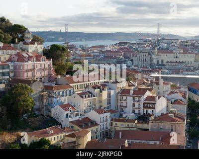 Blick vom Miradouro da Graca in Lissabon, Portugal. St. Georges (sao Jorge) Fluss Tagus und Ponte 25 de Abril Brücke im Hintergrund Stockfoto