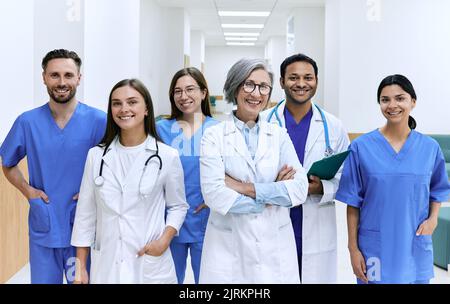 Medizinische Teamarbeit. Porträt eines glücklichen multiethnischen Ärzteteams im Krankenhauskorridor Stockfoto