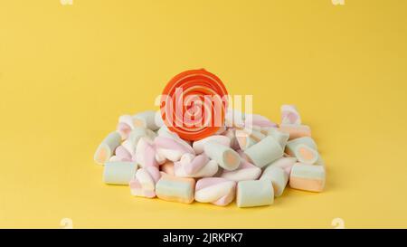 Runder, mehrfarbiger Lollipop in Marshallows, Hintergrund für einen süßen Zahn. Hochwertige Fotos Stockfoto