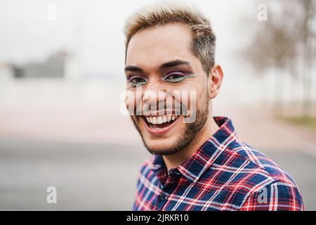 Gay Mann mit Make-up auf mit Spaß im Freien - Fokus auf Gesicht Stockfoto