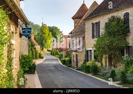 Das Dorf Apremont-sur-Allier gilt als eines der schönsten Dörfer Frankreichs. Stockfoto