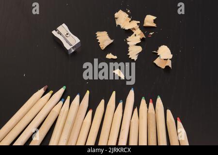 Farbstift auf schwarzem Hintergrund Stockfoto