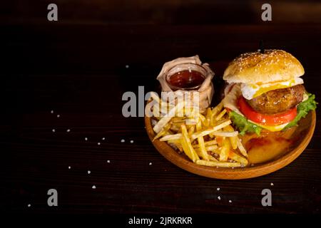 burger mit Kartoffelpfannkuchen und Fleisch auf einem hölzernen Vintage-Tisch. Amerikanisches Food-Konzept. Fastfood-Mahlzeit. Banner, Menü, Rezept, Ort für Text. Stockfoto