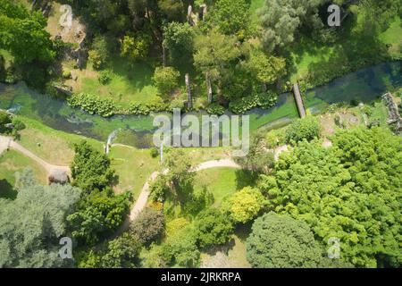 Luftaufnahme des Wasserlaufs, der die Gärten von ninfa im Land von cisterna di latina durchquert Stockfoto