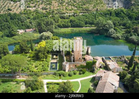 Frontale Luftaufnahme der Gärten von ninfa im Land der cisterna di latina Stockfoto