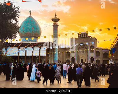 Shiraz, Iran - 10.. juni 2022: Festveranstaltung im heiligen Schrein von Shahcheragh Stockfoto