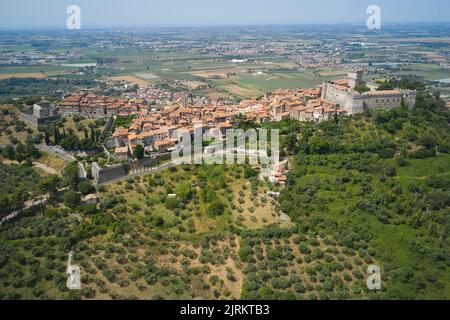 Panorama-Luftaufnahme der mittelalterlichen Stadt sermoneta latina Stockfoto