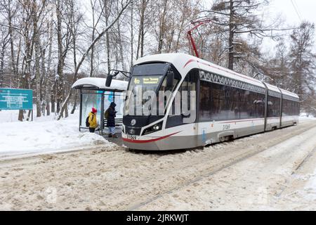 Moskau, Russland - 22. Januar 2022: Stadtstraßen nach starkem Schneefall. Straßenbahnhaltestelle in Sokolniki Bezirk, im Park. Stockfoto