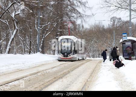 Moskau, Russland - 22. Januar 2022: Stadtstraßen nach starkem Schneefall. Straßenbahnhaltestelle in Sokolniki Bezirk, im Park. Stockfoto