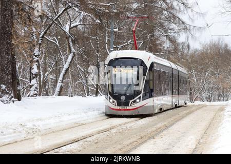 Moskau, Russland - 22. Januar 2022: Stadtstraßen nach starkem Schneefall. Straßenbahnhaltestelle in Sokolniki Bezirk, im Park. Stockfoto