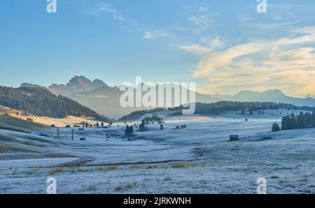 Schönen Morgen Licht über dem Langkofel Berggipfel, Seiser Alm, Italien, Europa Stockfoto