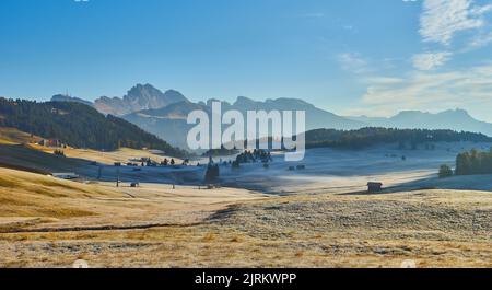 Schönen Morgen Licht über dem Langkofel Berggipfel, Seiser Alm, Italien, Europa Stockfoto