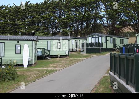 Parkdean Resorts, statische Wohnwagen mit Terrasse im Ruda Holiday Park, Croyde, Braunton, Devon, England, Großbritannien, Sommer August 2022, Wohnwagenurlaub in Großbritannien Stockfoto