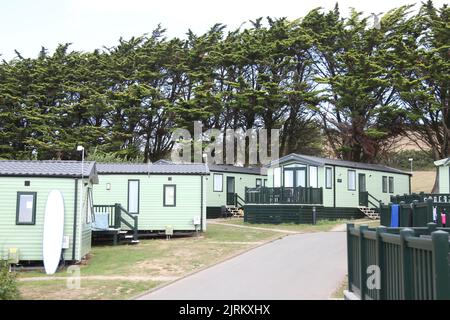 Parkdean Resorts, statische Wohnwagen mit Terrasse im Ruda Holiday Park, Croyde, Braunton, Devon, England, Großbritannien, Sommer August 2022, Wohnwagenurlaub in Großbritannien Stockfoto