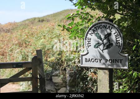 Baggy Point, National Trust-Schild, Croyde, Braunton, Devon, England, Großbritannien, August 2022 Stockfoto