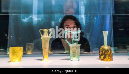 London Großbritannien 25. August 2022 von links nach rechts , römischer Becher, 1.. Jahrhundert n. Chr., römischer Kolben, 300 – 400 n. Chr., byzantinischer Krug, 400 – 500 n. Chr., früher islamischer Kolben, 700 – 1000 n. Chr. , römische Schale, 50 – 70 n. Chr. Die Asahi Shimbun-Ausstellung zerbrochenes Glas von Beirut wird acht Glasgefäße zeigen, die bei der Explosion in Beirut im Jahr 2020 beschädigt wurden und im British Museum sorgfältig restauriert wurden. Sie werden erst kurz ausgestellt, bevor sie im Spätherbst in den Libanon zurückkehren. Zerbrochenes Glas Beirut 25. August – 23. Oktober Paul Quezada-Neiman/Alamy Live News Stockfoto