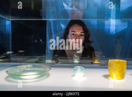 London UK 25. August 2022 von links nach rechts römische Schale, AD 200 – 400, byzantinische Tasse, AD 500 – 700, römischer Becher, 1.. Jahrhundert n. Chr. die Asahi Shimbun-Ausstellung zerbrochenes Glas von Beirut zeigt acht Glasgefäße, die bei der Explosion in Beirut 2020 beschädigt wurden und im British Museum sorgfältig restauriert wurden. Sie werden erst kurz ausgestellt, bevor sie im Spätherbst in den Libanon zurückkehren. Zerbrochenes Glas Beirut 25. August – 23. Oktober Paul Quezada-Neiman/Alamy Live News Stockfoto