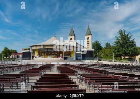 Der Bereich hinter der Pfarrkirche St. Jakob in Međugorje (oder Medjugorje) mit dem großen Altar und der Vorplatz der Bänke für die Gläubigen Stockfoto