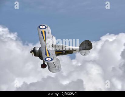 Blick aus dem oberen Winkel auf ein Doppelflugzeug des Gloster Gladiator, Weltkrieg, zwei Kampfflugzeuge, die noch auf Flugshows fliegen Stockfoto