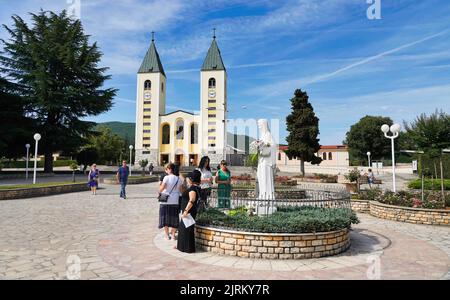 Die Pfarrkirche des hl. Jakobus und die Reproduktion der Statue der seligen Jungfrau Maria, die unter dem Titel „Königin des Friedens“ verehrt wird (Medjugorje) Stockfoto