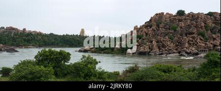 Panorama eines Flusses Tungabhdra in der Nähe Virupaksha Tempel und felsigen Hügel und Tempel Ruinen in Hampi Staat Karnataka Indien 08 06 2022 Stockfoto