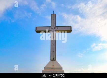 Das große Kreuz auf dem Gipfel des Berges Križevac (Medjugorje, Bosnien und Herzegowina) Stockfoto