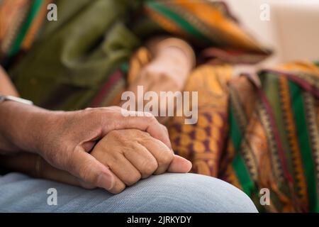 Nahaufnahme eines Mannes, der die Hand seiner Frau berührt, um sie zu unterstützen Stockfoto