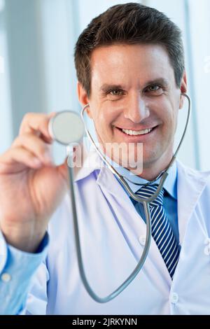Porträt eines glücklichen, gutaussehenden Arztes mit Stethoskop Stockfoto