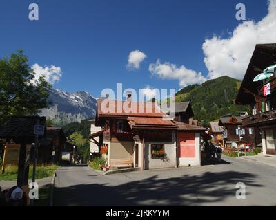 Eine Straße in Murren, Berner Oberland, Schweiz. Stockfoto