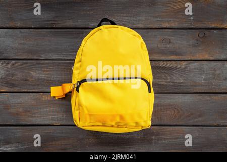 Gelber Schulrucksack. Zurück zum Schulkonzept. Draufsicht Stockfoto