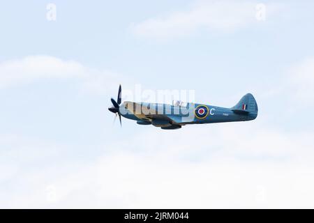 Supermarine Spitfire PRXIX des Rolls Royce Heritage Trust fliegt am RAF Syerston Families Day, 2022. August. Stockfoto