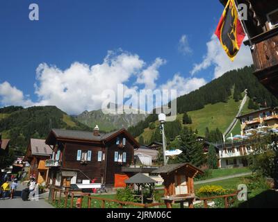 Eine Straße in Murren, Berner Oberland, Schweiz. Stockfoto