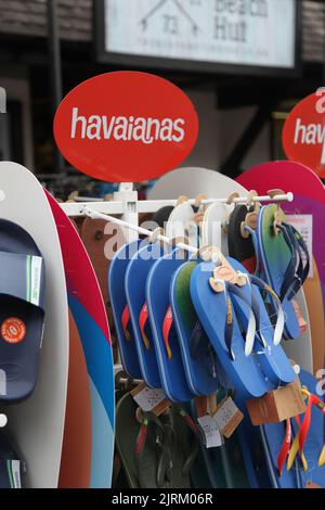 Havaianas Flip-Flops-Slider zum Verkauf im Geschäft, Croyde, Braunton, North Devon, England, VEREINIGTES KÖNIGREICH Stockfoto