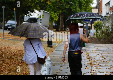 Tenterden, Kent, Großbritannien. 25 August 2022. UK Wetter: Heftiger Regen und Donner dürften in den Südosten einrollen. Bunte Regenschirme, wie Tenterden Stadt von Regen getroffen wird. Foto-Kredit: Paul Lawrenson /Alamy Live Nachrichten Stockfoto