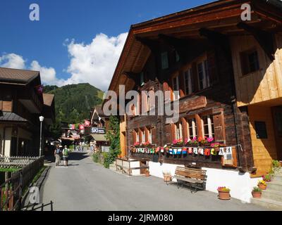 Eine Straße in Murren, Berner Oberland, Schweiz. Stockfoto