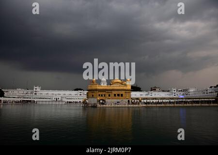 Amritsar. 24. August 2022. Wolken schweben über dem Goldenen Tempel in Amritsar im nördlichen Bundesstaat Punjab, 24. August 2022. Quelle: Str/Xinhua/Alamy Live News Stockfoto