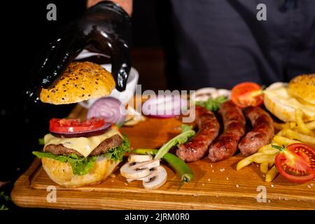 Prozess der Herstellung eines saftigen Burger Stockfoto