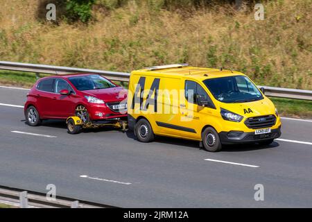 2014 PEUGEOT 208 THP Red Carbon 1598cc 6 Geschwindigkeitshandbuch wird von einem Fahrzeug der Notfallrettung AA 24hr am Straßenrand abgeschleppt; auf der britischen Autobahn M6 Stockfoto